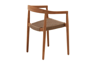 Židle s opěrkami Ydalia (Kave Home), teak, pletený sedák, cena 7 106 Kč