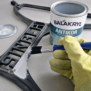 Ochranný antikorozní nátěr Balakryl Antikor je základní barva pro nejrůznější kovy, slitiny, galvanizované povrchy, ale také PVC nebo sklo