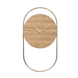 Nástěnné hodiny Wall Clock, dubové dřevo a mosaz, 76 × 41 cm, cena 5 325 Kč