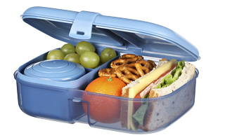 Krabička Ribbon z kolekce Lunch, tři komory, kelímek s víčkem, kvalitní materiál bez BPA a ftalátů, cena 249 Kč, www.sistema-krabicky.cz