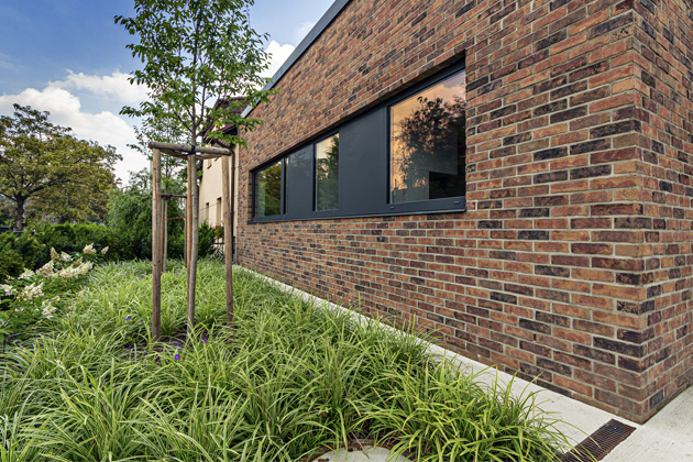 Cihelné pásky Tradiční vzhled cihlové fasády se momentálně vrací do módy a těší se velké oblibě. Na místo lícových obkladových cihel si můžete práci zjednodušit pomocí cihelných pásků. Obkladové cihelné pásky lze lepit přímo na obvodové zdivo nebo na fasádní zateplovací systém s deskami z minerální vlny či fasádního pěnového polystyrenu