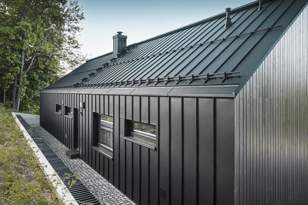 Fasádní lamely z hliníku na zavěšené odvětrávané fasádě mají spoustu benefitů. Patří k nim dlouhá životnost, stálobarevnost, snadná údržba i odolnost vůči povětrnostním vlivům. Hliníková fasáda dokonale chrání izolaci před poničením větrem a vodou. Významnou výhodou je také přizpůsobivost hliníku, nepřeberné množství barev i dekorů včetně imitace dřeva