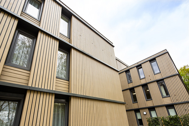 Vláknocementové obklady Pevné opláštění budovy odolné vůči počasí, jež je navíc efektní a originální. Odolnost vůči vlhku a vzniku plísní je jeho další předností. Vláknocement je kompozitní materiál z cementu a vláknité výztuže. Vláknocementové obklady jsou dostupné v různých strukturách a bohaté škále barev a je to dokonalá náhrada dřevěných profilů, plastu či vinylu