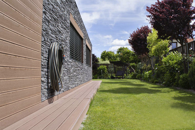 Kompozitní dřevo Fasády z kompozitního dřeva neboli z dřevoplastu v podobě obkladových profilů vynikají vysokou odolností a dlouhou životností. Dalším a důležitým benefitem je minimální údržba a pestrá škála barev. Obkladové desky imitující místní i exotické dřeviny lze dokonale sladit s podlahami, exteriérovým nábytkem i vybavením interiéru