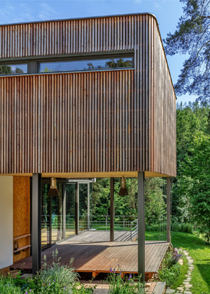 Dřevěné fasády Originalitu a osobitost dodá fasádě dřevo. Druh a barvu dřeviny si můžete spolu s odborníkem vhodně zvolit podle stylu stavby a okolní krajiny. Možností obkladu je spoustu, za zmínku stojí svisle či vodorovně kladené dřevěné fasády s pero drážkou, provětrávanou spárou nebo celodřevěné velkoformátové obklady. Samozřejmostí je nehořlavá úprava