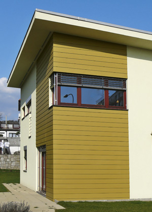 Desky pro odvětrávané fasády se nabízejí v mnoha provedeních s různými reliéfy, finálními nátěry a lazurami včetně imitace struktury dřeva nebo břidlice. Pro fasády je hojně využívaná deska opatřená akrylátovou dekorativní omítkou. Pro kotvení desek se používají dřevěné nosné rošty, rošty z hliníkových profilů nebo kombinované rošty