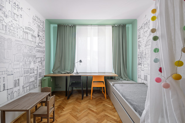 Tento elegantní a flexibilní dětský pokoj byl navržen s ohledem na budoucí potřeby, což zajišťuje jeho dlouhodobý užitný potenciál pro růst a rozvoj dětí. Interiérová designérka Markéta Daňková, známá pro své originální autorské tapety, vytvořila také unikátní edukativní tapetu, která v pokojíčku hraje klíčovou roli.