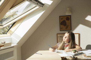 Sestavy střešních oken VELUX změní vnímání interiéru 