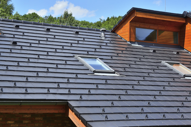 Moderní betonové tašky TEGALIT STAR v odstínu ebenově černá (BRAMAC), podtrhují nadčasový vzhled stavby. Díky finální vrstvě probarveného mikrobetonu mají dokonale hladký povrch