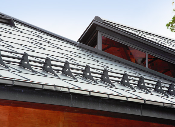 V&nbsp;oblastech s&nbsp;bohatou sněhovou nad&iacute;lkou se vyplat&iacute; stře&scaron;n&iacute; sněholamy. Tyčov&yacute; sněholam je jednodu&scaron;e vložen&yacute; do&nbsp;tyčov&yacute;ch drž&aacute;ků