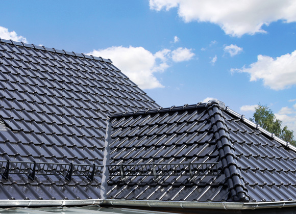 Stře&scaron;n&iacute; krytina Monza se vyznačuje mrazuvzdornost&iacute;, n&iacute;zkou nas&aacute;kavost&iacute; a&nbsp;d&iacute;ky odolnosti vůči &scaron;kodliv&yacute;m atmosf&eacute;rick&yacute;m vlivům je t&eacute;měř bez&uacute;držbov&aacute;