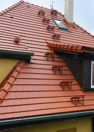 Souč&aacute;st&iacute; stře&scaron;n&iacute;ho syst&eacute;mu Tondach je vedle mnoha druhů a&nbsp;typů skl&aacute;dan&eacute; stře&scaron;n&iacute; krytiny a&nbsp;mnoha doplňků i&nbsp;pochůzn&yacute; syst&eacute;m