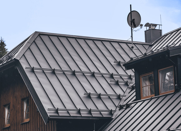 Ocelov&aacute; stře&scaron;n&iacute; krytina Classic v&nbsp;nejvy&scaron;&scaron;&iacute; tř&iacute;dě kvality Ruukki 50+, opatřen&aacute; tyčov&yacute;m sněholamem