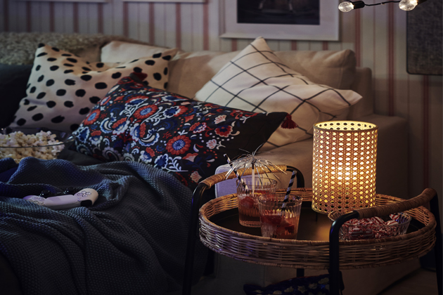 Stolní lampa Saxhyttan,  stínidlo z papíru, Ø 13 cm, výška 26 cm,  cena 299 Kč