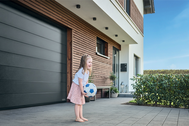 Moderní garážová vrata se zahradními boxy Hörmann čekají na zákazníky v Akci roku Moderní garážová vrata se zahradními boxy Hörmann čekají na zákazníky v Akci roku