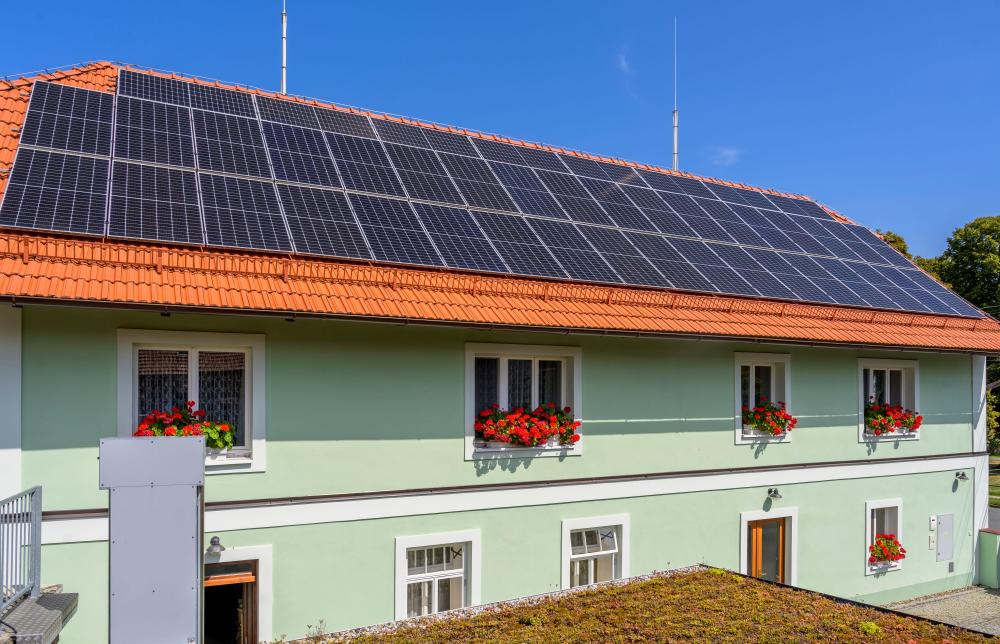 Elektrické sálavé vytápění funguje efektivně i ve starém kamenném domě . 