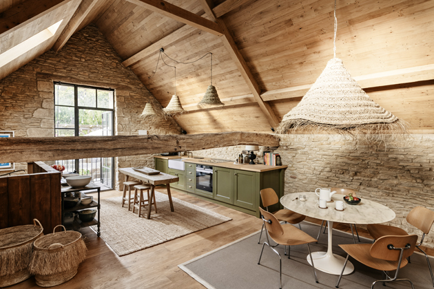 Z konstrukčních důvodů museli majitelé zachovat také vazník v kuchyni, a tak je potřeba mít se stále trochu na pozoru