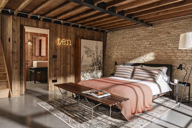 Ložnice je důmyslně umístěna pod vestavěné patro. Strop snížený na standardní výšku jí v kontextu celého prostoru dodává na intimitě