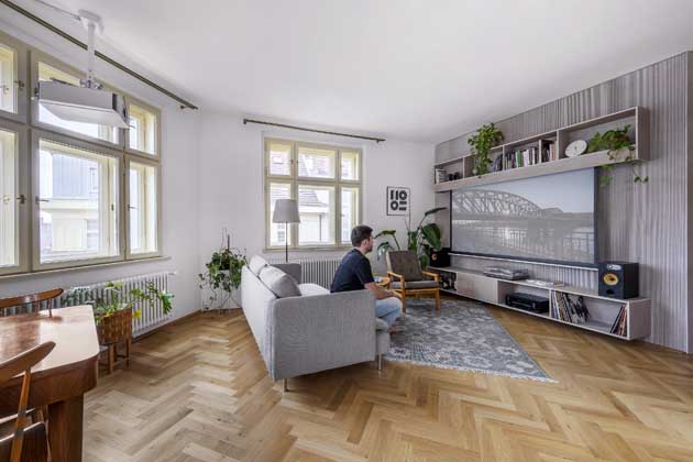 Architekti ze studia Artikul splnili požadavek majitelů na vyřešení promítacího místa tím, že projektor instalovali na stropní držák a plátno zakomponovali do spodní hrany nástěnné police