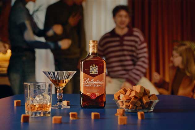 Ballantine’s představuje novinku Sweet Blend – moderní spirit drink inspirovaný 