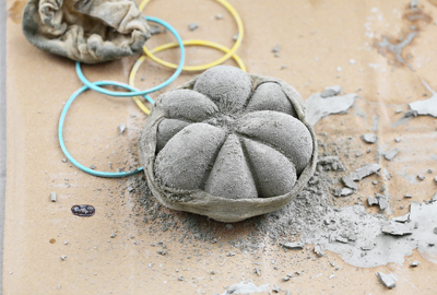 Beton necháme tuhnout pět až sedm hodin. Potom gumičky sundáme, silonku opatrně přestřihneme a též sundáme. Necháme schnout ještě alespoň jeden den.