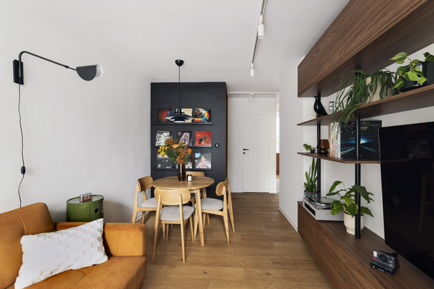 Mid-century modern je styl vycházející z estetiky 40.–70. let minulého století. Je charakteristický čistými liniemi, vysokou funkčností a častou kombinací přírodních materiálů s těmi moderními.