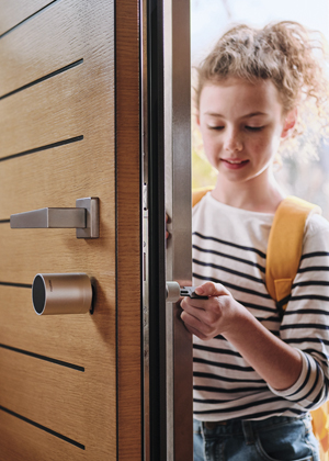 Chytrý zámek Smart Door Lock lze odemknout přes Bluetooth nebo chytrými klíči technologií NFC