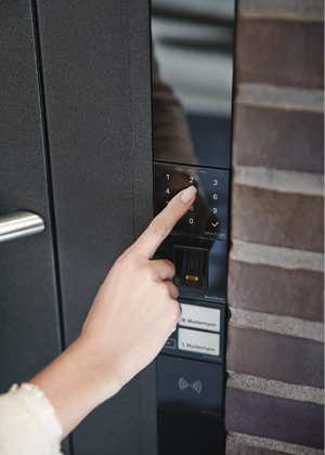 Systém ovládání dveří Door Control System s efektivní kontrolou oprávnění vstupu pomocí otisků prstů