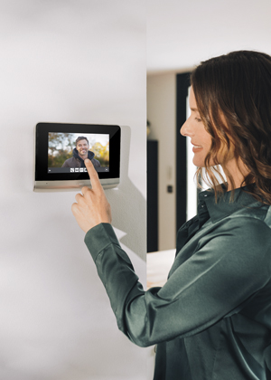 Videotelefon V500 Connect lze propojit s mobilním telefonem a odpovídat nebo na dálku předstírat, že jste doma