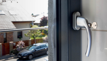 Vyšší zabezpečení oken před neoprávněným vniknutím, ale i lepší bezpečnost dětí v domě zajistí zamykací klika