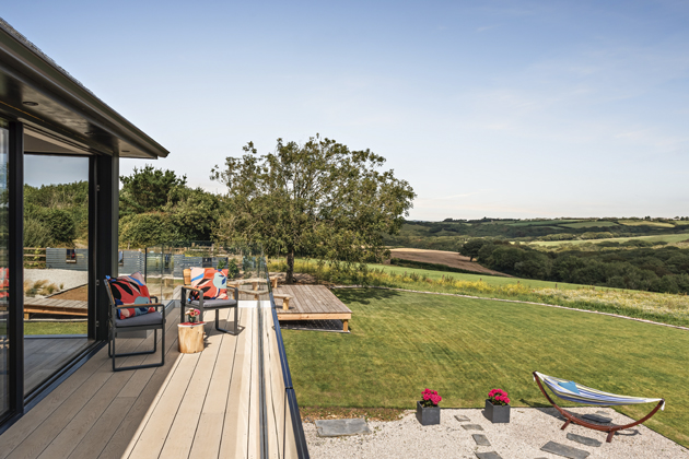 Cornwall je znám svou divokou a pustou krajinou a rozsáhlým a rozmanitým pobřežím, stejně jako mírným klimatem