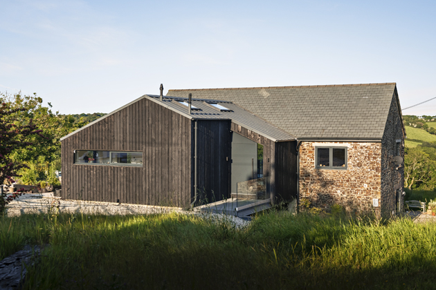 Cornwall je znám svou divokou a pustou krajinou a rozsáhlým a rozmanitým pobřežím, stejně jako mírným klimatem