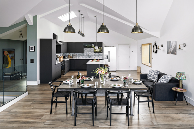 Díky šikmým vysokým stropům a světlíkům, které propouštějí dostatek přirozeného světla, působí prostor velmi přívětivě