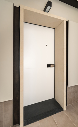 Nejmasivnější bezpečnostní dveře na trhu NEXT SD102 umožnují zcela atypická designová řešení