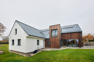 Moderní vesnický dům s opalovanou fasádou Moderní vesnický dům s opalovanou fasádou