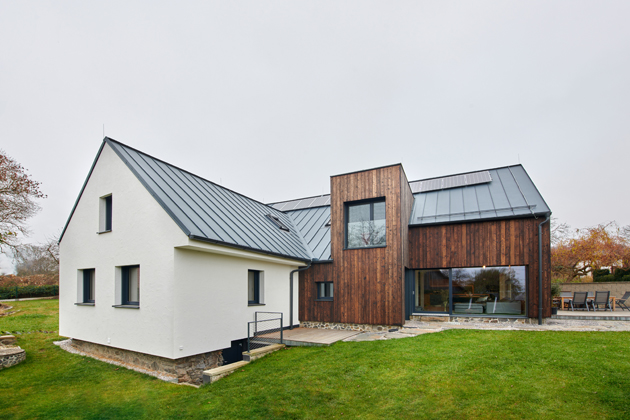 Moderní vesnický dům s opalovanou fasádou Moderní vesnický dům s opalovanou fasádou
