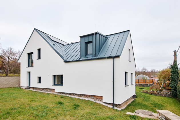 Moderní vesnický dům s opalovanou fasádou