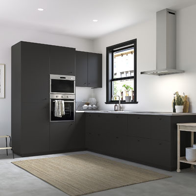 Kuchyňská sestava Nickebo, decentní řešení antracitově šedé plochy s úchyty ve stejné barvě