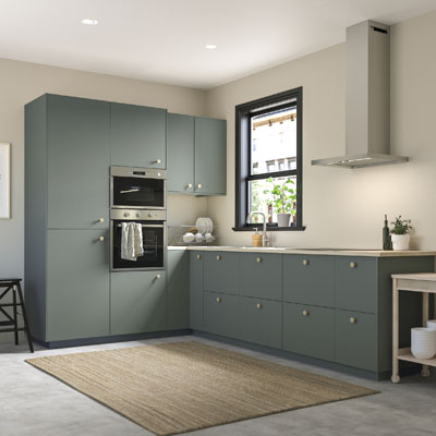 Sestava Metod, šedozelenou fóliovanou plochu oživují jemné bílé úchyty a černé vestavné spotřebiče