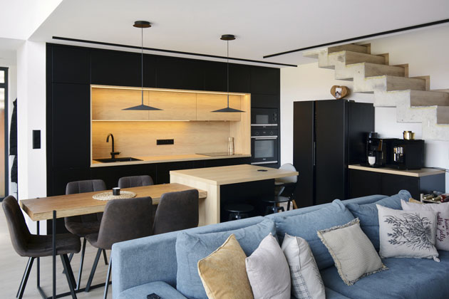 Kuchyň, černý super matný lak v kombinaci s dekorem dubového dřeva, černými spotřebiči a doplňky
