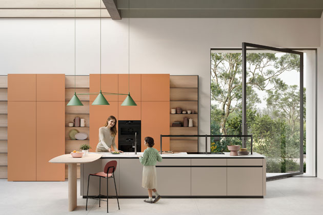 Neurální béžový základ sestavy () elegantně oživuje pastelový odstín oranžové a zelené i drobné černé detaily,  www.arredo3.cz