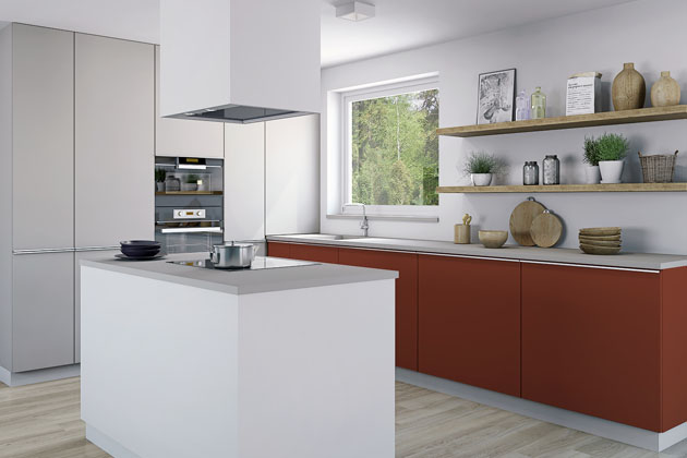 Sestava z nano materiálu Fenix, bílý nábytek oživený prvkem v sytém tmavě cihlovém odstínu