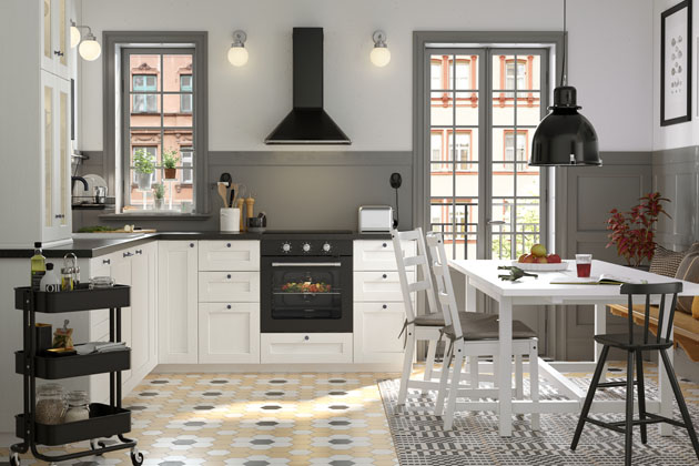 Sestava Enköping, bílá s dekorem dřeva, zdobné rámečky, akcent černé a šedivé