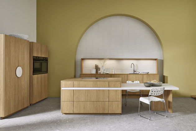  Sestavu s dekorem světlého dřeva ozvlášťňuje bílý pult zapuštěný do ostrůvku, www.nolte-kuechen.com