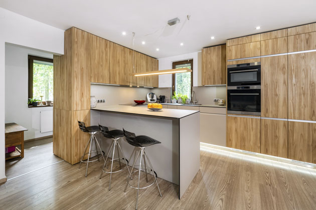 Sestava, decentní kombinace výraznějšího dekoru císařský strom a světlých ploch v odstínu cappuccina