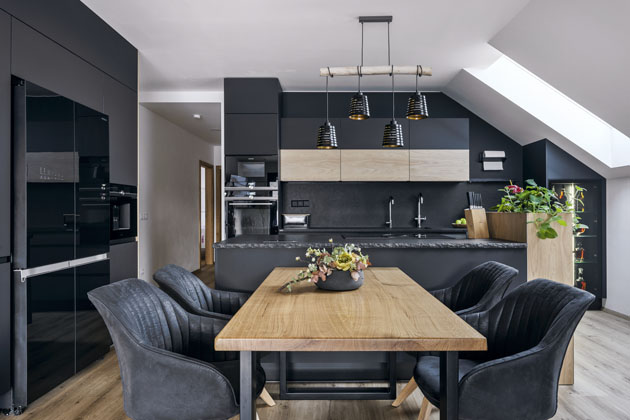 Sestava z řady Xtreme Black Matt, černý lak, žulová pracovní deska a dubový masiv, www.sykora.cz