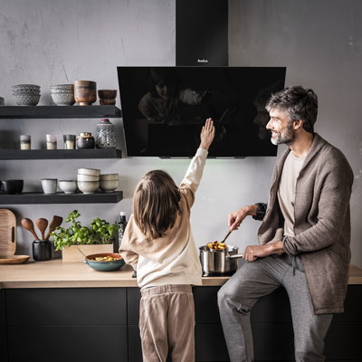 Odsavač par Amica s inovativním řízením gesty Touchless, jimiž lze ovládat spouštění, regulaci výkonu i rozsvícení světla,  cena od 4 790 Kč