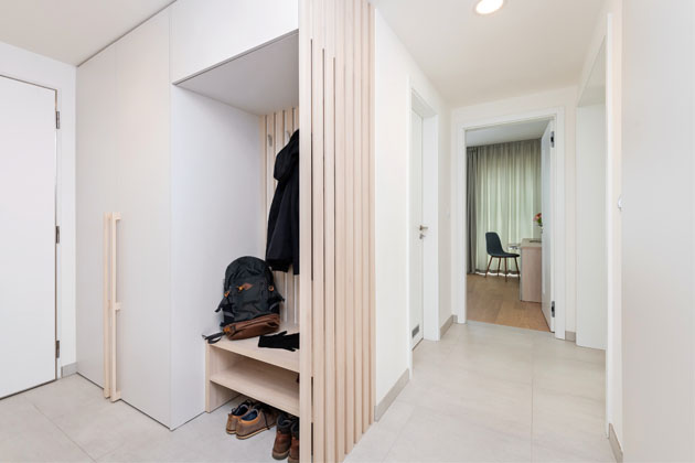 Lamely v předsíni představují opakující  se prvek celého interiéru. Bílé dveře, které interiér krásně sjednocují, majitelé vybrali společně s designérkou v rámci  klientských změn