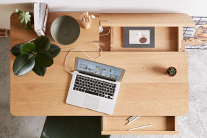 Pracovní stůl Julia z jasanové dýhy a s masivním podnožím, úložné prostory, 120 × 65 cm, cena 15 348 Kč