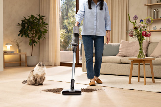 Nový tyčový vysavač EP61CB21WP z řady 600, silný sací výkon, provozní doba 40 min., cena 5 999 Kč